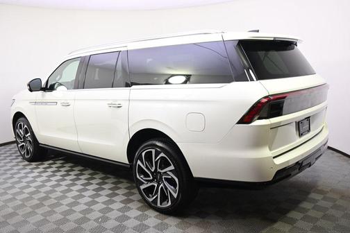 Pristine White Metallic Tri-Coat 2026 Lincoln Navigator Reserve