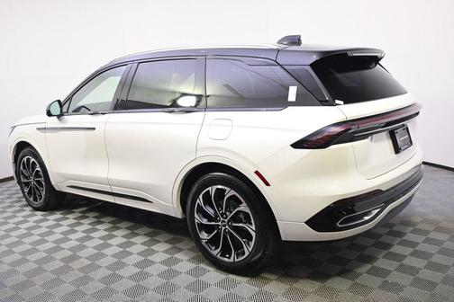 White Platinum Metallic Tri-Coat 2026 Lincoln Nautilus Reserve