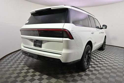 Pristine White Metallic Tri-Coat 2026 Lincoln Navigator Reserve