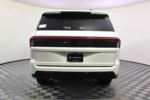 Pristine White Metallic Tri-Coat 2026 Lincoln Navigator Reserve