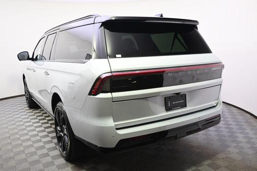 Crystal White Metallic Clearcoat 2026 Lincoln Navigator Black Label