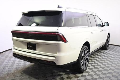 Pristine White Metallic Tri-Coat 2026 Lincoln Navigator Reserve