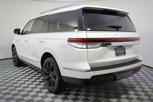 Pristine White Metallic Tri-Coat 2022 Lincoln Navigator Reserve