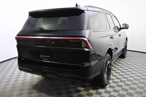 Infinite Black Metallic Clearcoat 2026 Lincoln Navigator Reserve