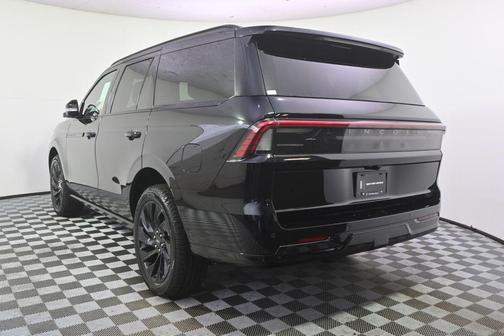 Infinite Black Metallic Clearcoat 2027 Lincoln Navigator Reserve