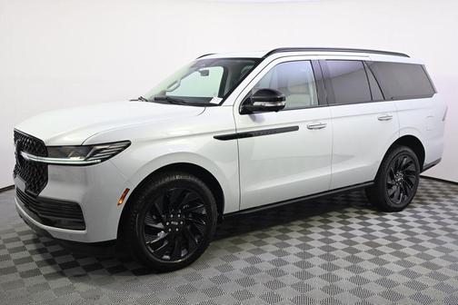Crystal White Metallic Clearcoat 2026 Lincoln Navigator Reserve