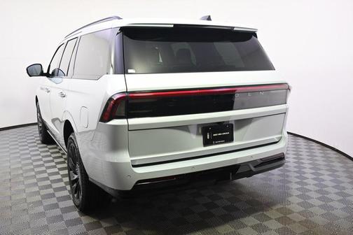 Crystal White Metallic Clearcoat 2026 Lincoln Navigator Reserve