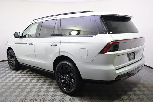 Crystal White Metallic Clearcoat 2026 Lincoln Navigator Reserve