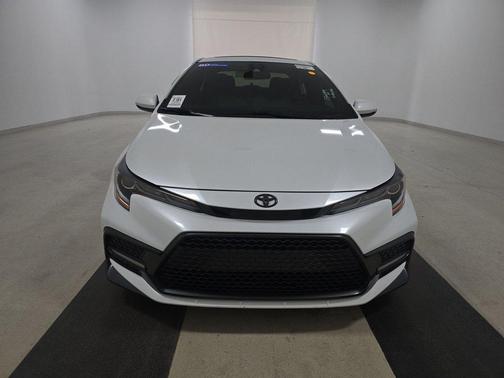 White w/Black Sand Pearl Roof 2022 Toyota Corolla SE Manual (Natl)