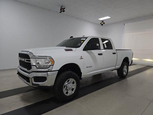 2022 RAM 2500 Tradesman Crew Cab 4x4 6'4' Box