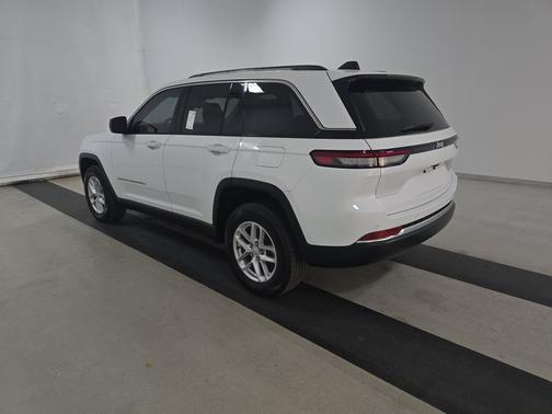 Bright White Clearcoat 2023 Jeep Grand Cherokee Laredo 4x2
