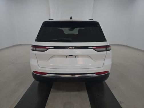 Bright White Clearcoat 2023 Jeep Grand Cherokee Laredo 4x2