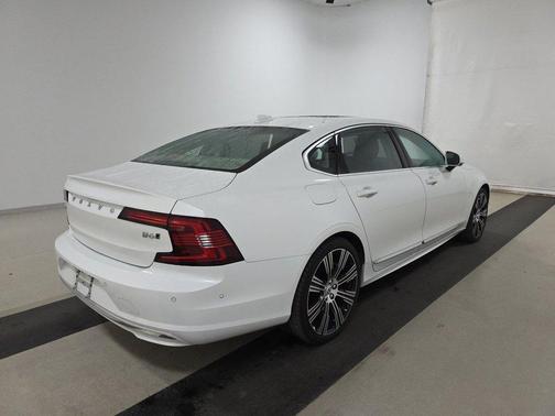 Crystal White Metallic 2023 Volvo S90 B6 AWD Plus