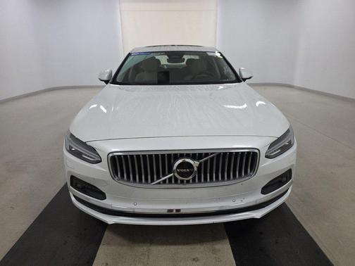 Crystal White Metallic 2023 Volvo S90 B6 AWD Plus