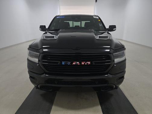 Diamond Black Crystal Pearlcoat 2021 RAM 1500 Laramie 4x2 Crew Cab 5'7" Box