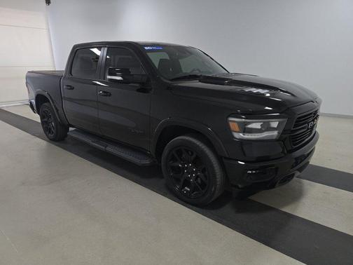 Diamond Black Crystal Pearlcoat 2021 RAM 1500 Laramie 4x2 Crew Cab 5'7" Box