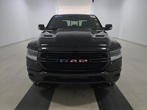 Diamond Black Crystal Pearlcoat 2021 RAM 1500 Laramie 4x2 Crew Cab 5'7" Box