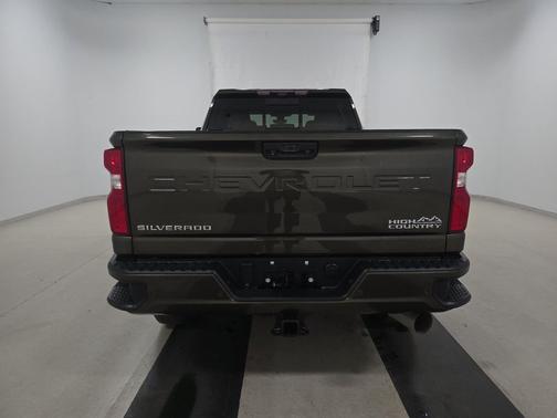 Greenstone Metallic 2022 Chevrolet Silverado 3500 4WD Crew Cab 159" High Country
