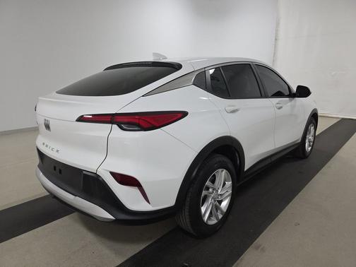 Summit White 2024 Buick Envista FWD 4dr Preferred