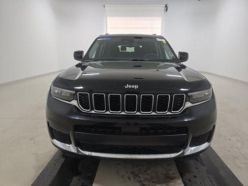 Diamond Black Crystal Pearlcoat 2023 Jeep Grand Cherokee L Laredo 4x2