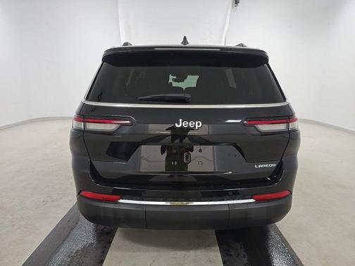 Diamond Black Crystal Pearlcoat 2023 Jeep Grand Cherokee L Laredo 4x2