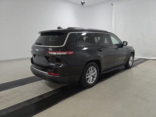 Diamond Black Crystal Pearlcoat 2023 Jeep Grand Cherokee L Laredo 4x2
