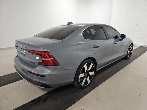 2023 Volvo S60 Recharge Plug-In Hybrid T8 Ultimate Dark Theme