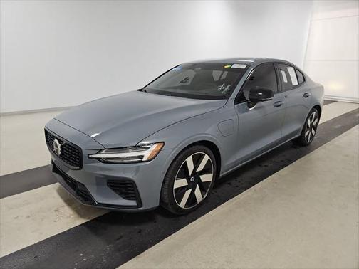 2023 Volvo S60 Recharge Plug-In Hybrid T8 Ultimate Dark Theme