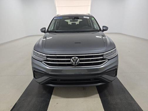 Platinum Gray Metallic 2024 Volkswagen Tiguan 2.0T SE FWD