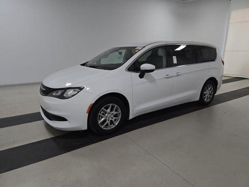 2022 Chrysler Voyager LX