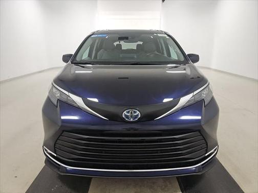2024 Toyota Sienna XLE 8 Passenger
