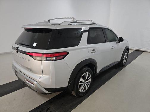 Brilliant Silver Metallic 2022 Nissan Pathfinder SL 2WD
