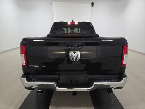 Diamond Black Crystal Pearlcoat 2022 RAM 1500 Big Horn 4x2 Quad Cab 6'4" Box