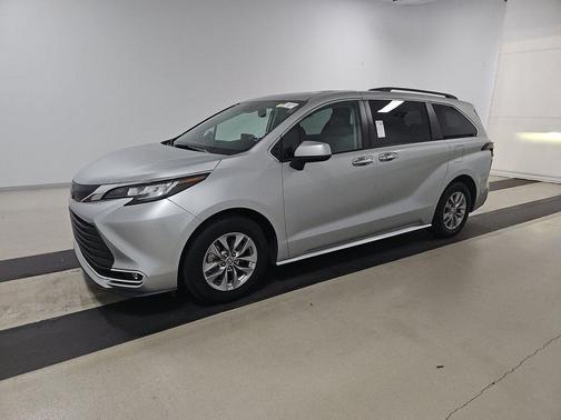 2022 Toyota Sienna XLE 8 Passenger