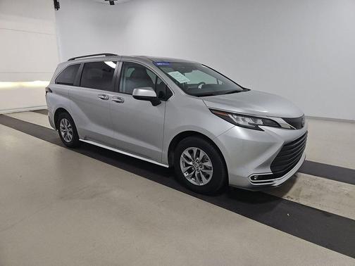 2022 Toyota Sienna XLE 8 Passenger