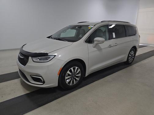 Bright White Clearcoat 2021 Chrysler Pacifica Touring L FWD