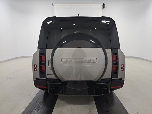 Hakuba Silver Metallic 2024 Land Rover Defender 130 P400 X-Dynamic SE