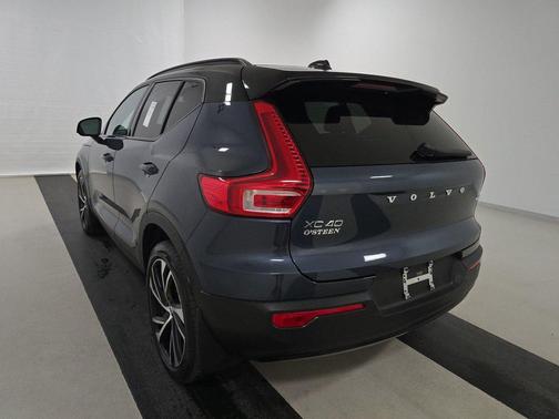 2022 Volvo XC40 T5 R-Design