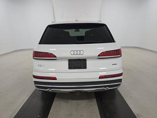 Carrara White 2023 Audi Q7 45 Premium