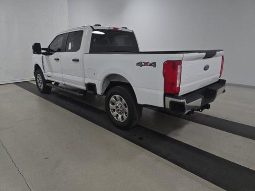 Oxford White 2023 Ford F-250 XL 4WD Crew Cab 6.75' Box
