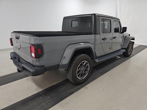 Sting-Gray Clearcoat 2021 Jeep Gladiator Overland 4x4