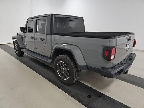 Sting-Gray Clearcoat 2021 Jeep Gladiator Overland 4x4