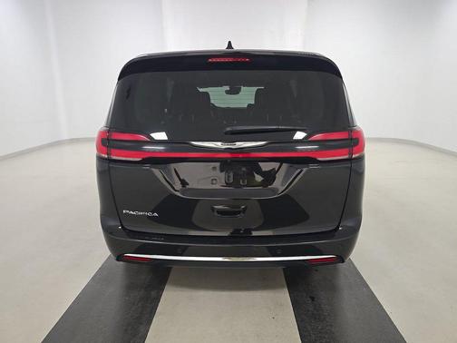 Diamond Black Crystal Pearlcoat 2024 Chrysler Pacifica Touring L FWD