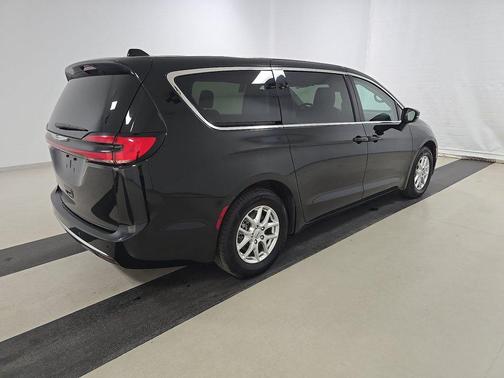 Diamond Black Crystal Pearlcoat 2024 Chrysler Pacifica Touring L FWD