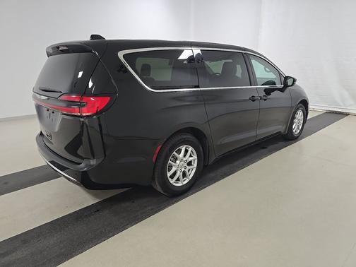 Diamond Black Crystal Pearlcoat 2024 Chrysler Pacifica Touring L FWD