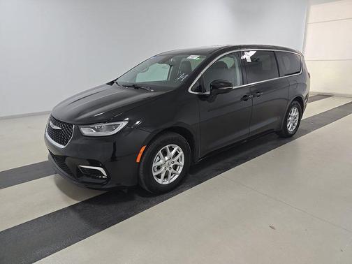 Diamond Black Crystal Pearlcoat 2024 Chrysler Pacifica Touring L FWD