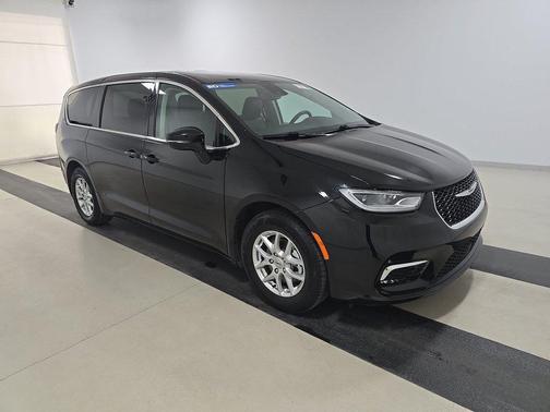 Diamond Black Crystal Pearlcoat 2024 Chrysler Pacifica Touring L FWD