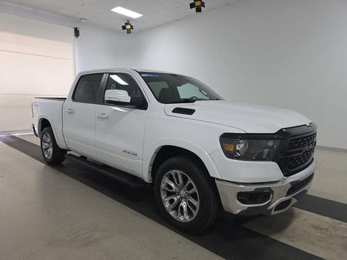 Bright White Clearcoat 2021 RAM 1500 Laramie 4x4 Crew Cab 5'7" Box