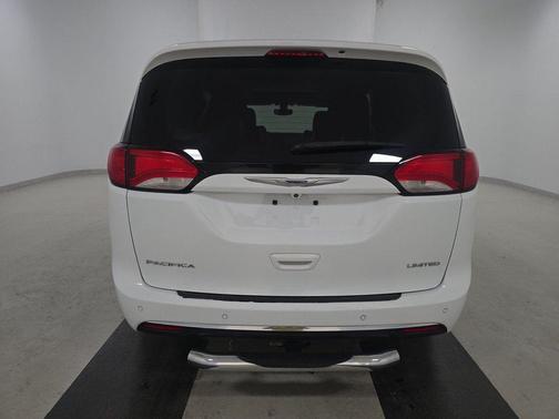 Bright White Clearcoat 2019 Chrysler Pacifica Limited FWD