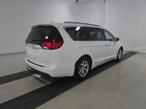 Bright White Clearcoat 2019 Chrysler Pacifica Limited FWD
